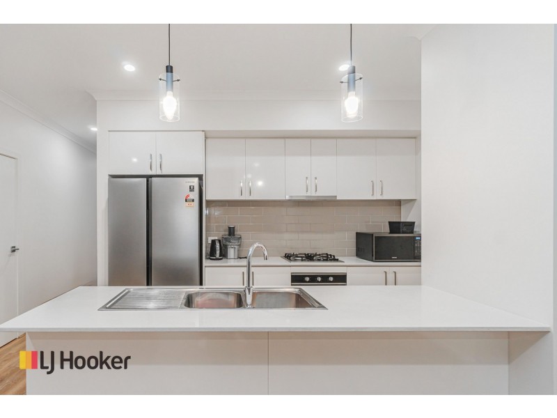 26 Attain Walk, Roxburgh Park VIC 3064