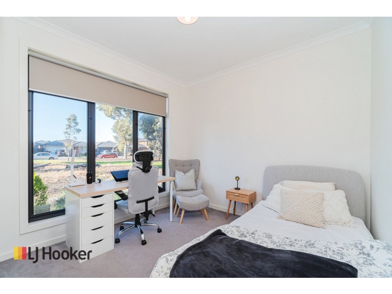 26 Attain Walk, Roxburgh Park VIC 3064