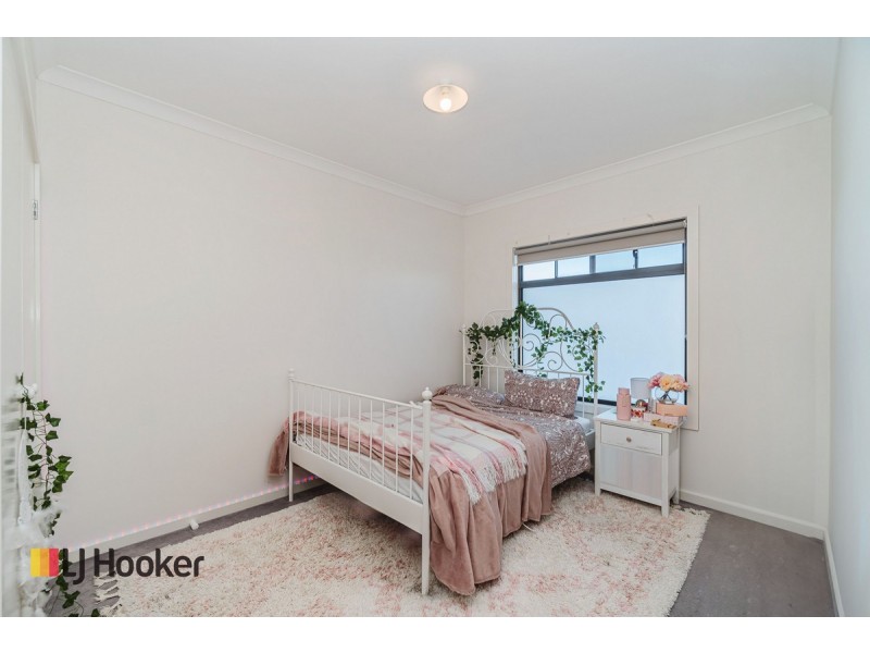26 Attain Walk, Roxburgh Park VIC 3064