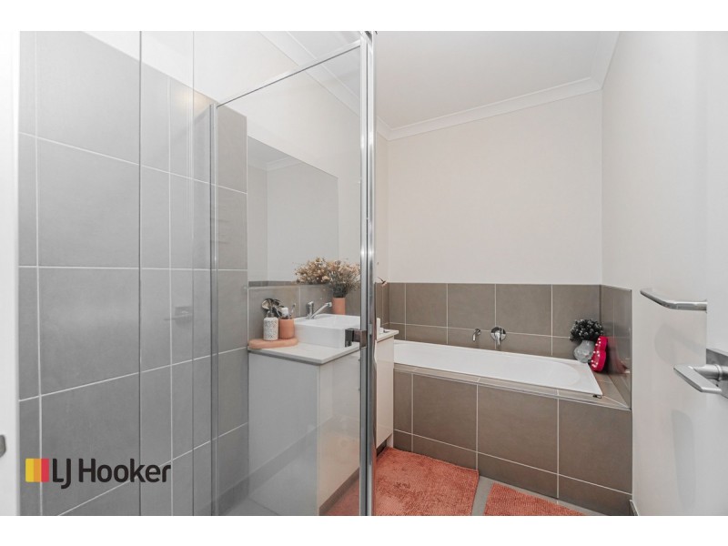 26 Attain Walk, Roxburgh Park VIC 3064