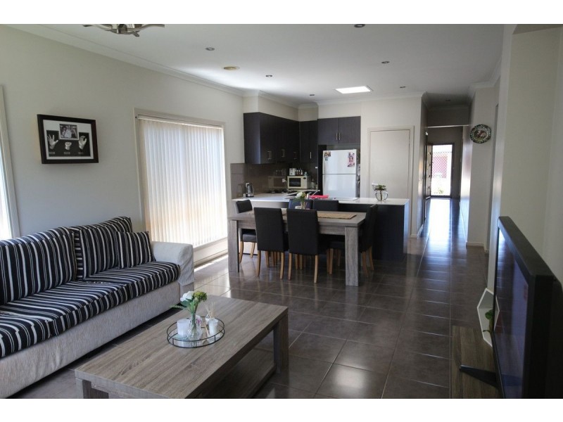 8 Farrell Street, Craigieburn VIC 3064