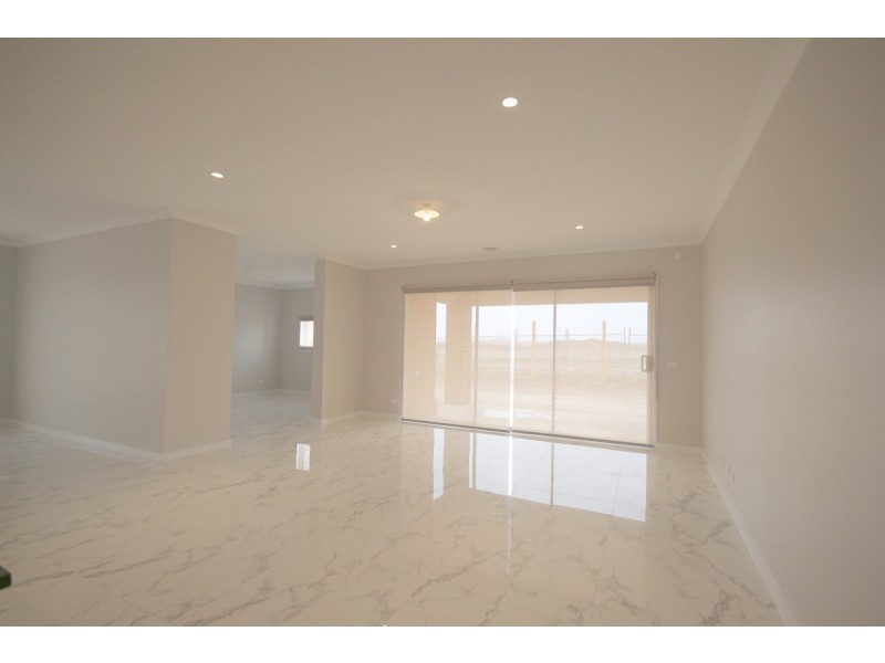 6 Urquhart Street, Mickleham VIC 3064