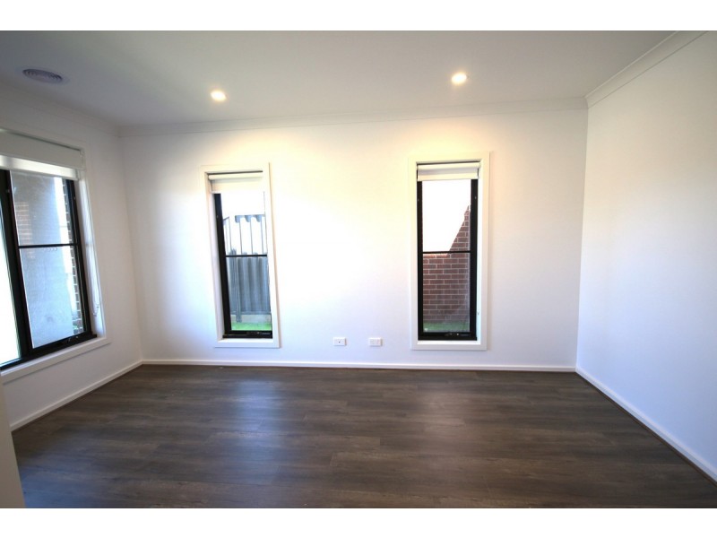 72 Molesworth Crescent, Donnybrook VIC 3064