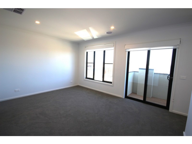 72 Molesworth Crescent, Donnybrook VIC 3064