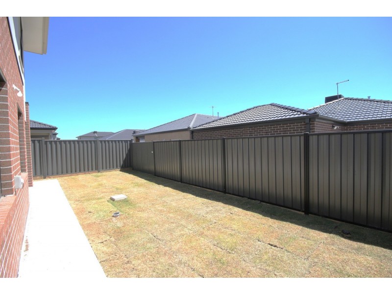 72 Molesworth Crescent, Donnybrook VIC 3064