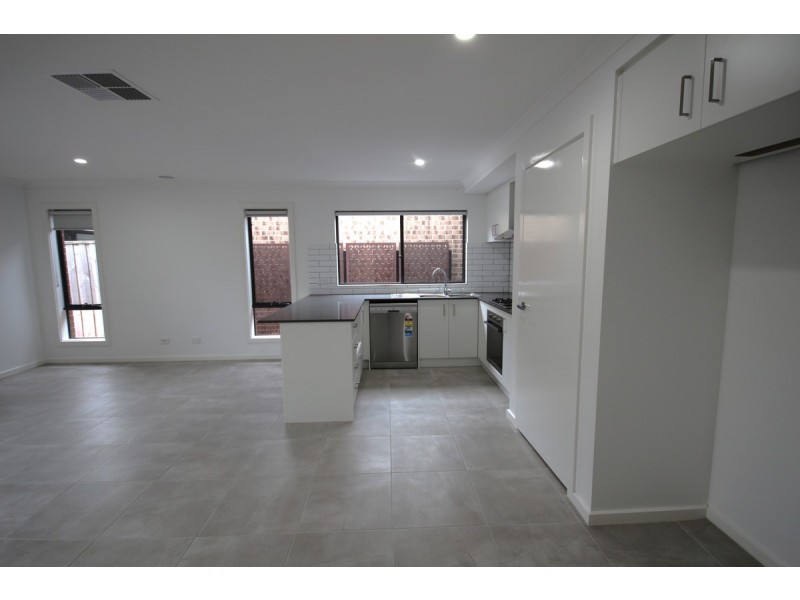 6 Wattle Street, Donnybrook VIC 3064