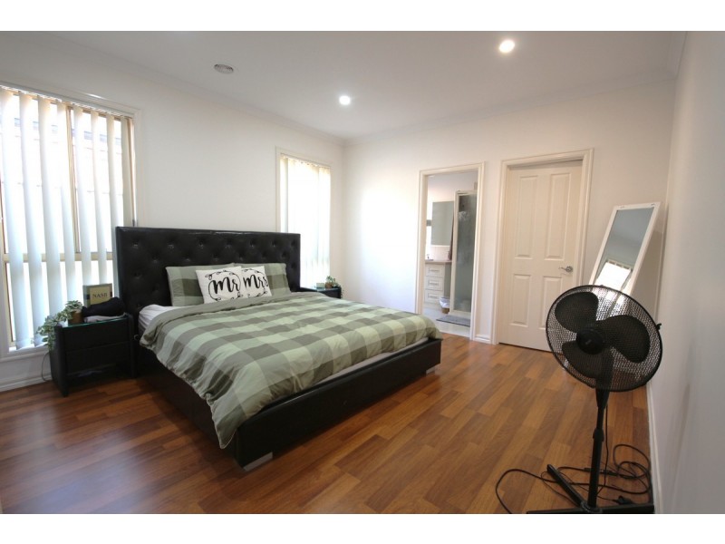 37 Long Island Circuit, Craigieburn VIC 3064