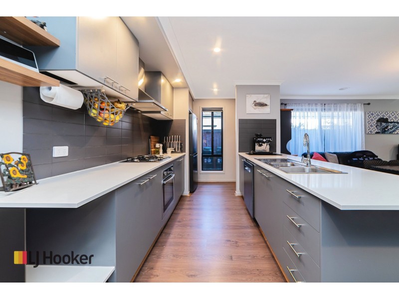 5 Ginger Crescent, Mickleham VIC 3064