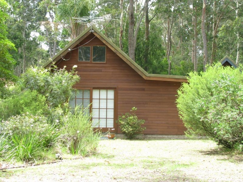 8 River Road, Mossy Point NSW 2537