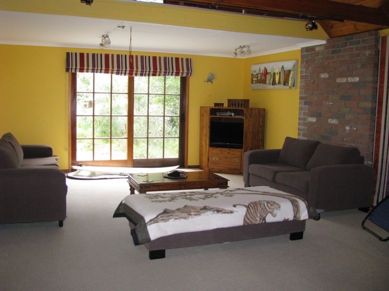 8 River Road, Mossy Point NSW 2537