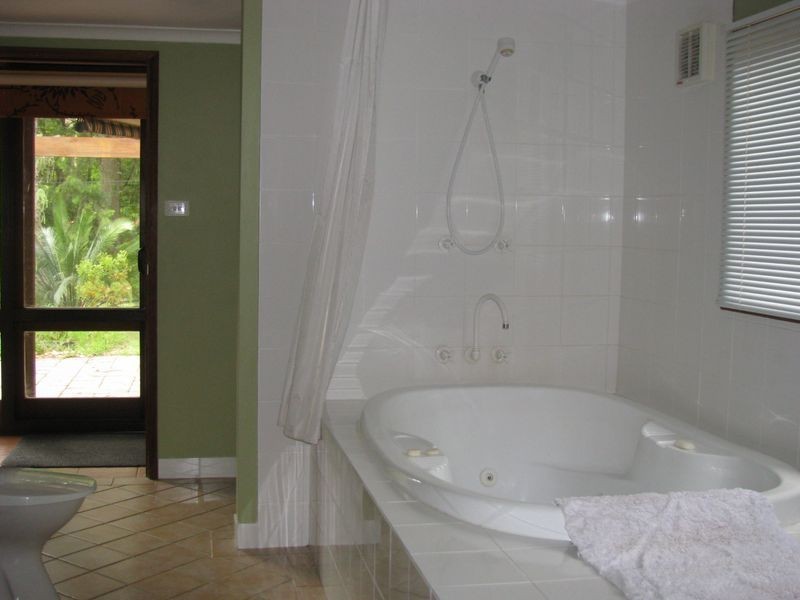 8 River Road, Mossy Point NSW 2537