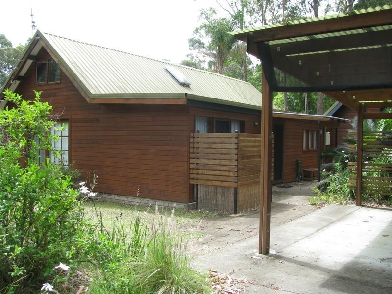 8 River Road, Mossy Point NSW 2537