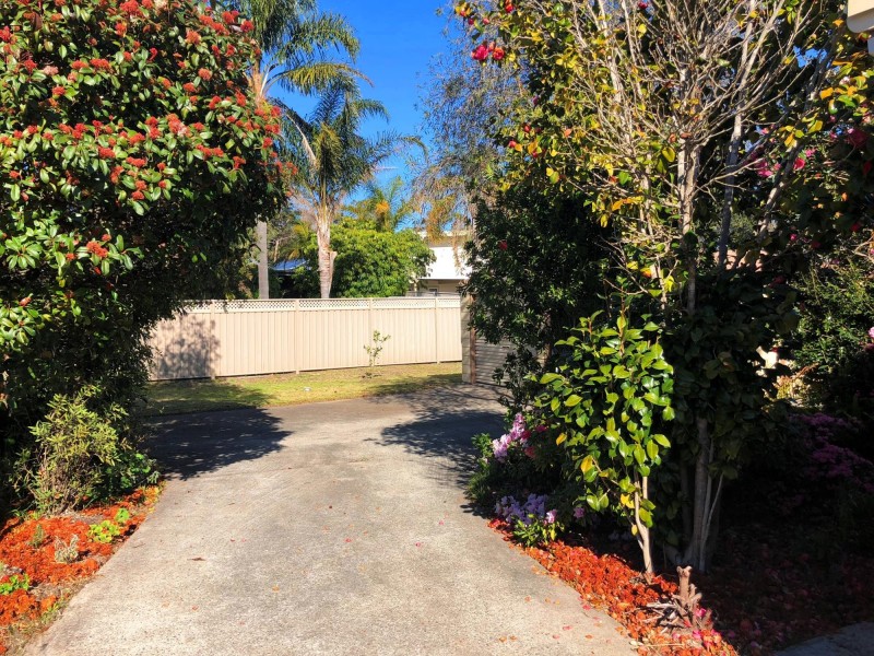 11 Cambridge Crescent, Broulee NSW 2537
