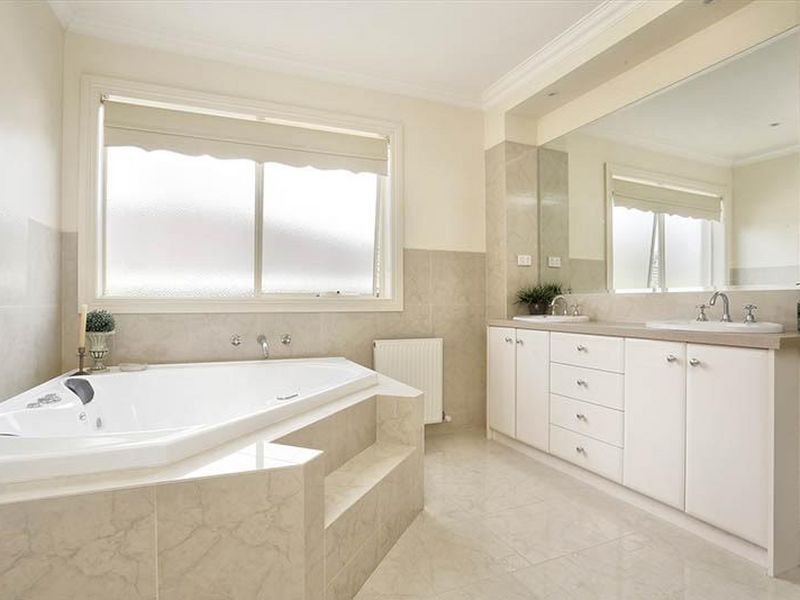 31 Bunker Crescent, Glen Waverley VIC 3150