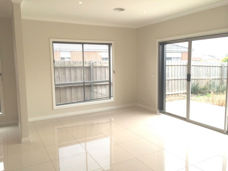 2/11 Parkwood Court, Deer Park VIC 3023