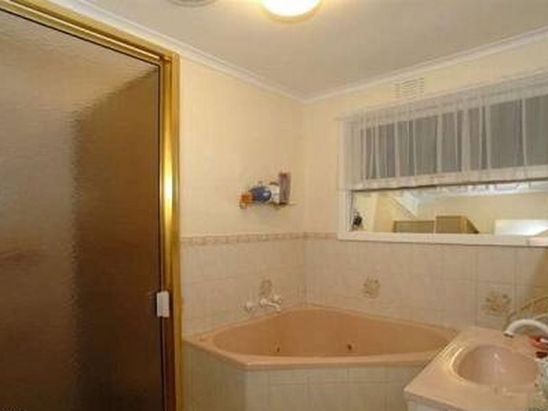 2 Oxley Close, Glen Waverley VIC 3150