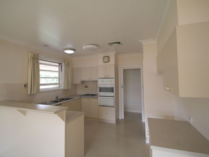 8 Ingleside Cres, Glen Waverley VIC 3150