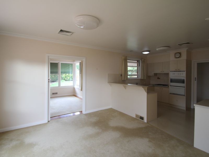 8 Ingleside Cres, Glen Waverley VIC 3150