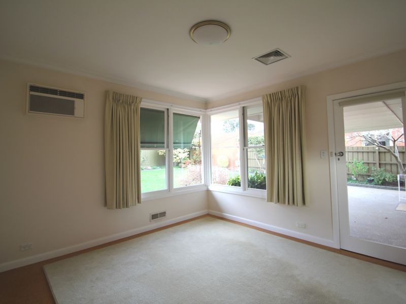 8 Ingleside Cres, Glen Waverley VIC 3150