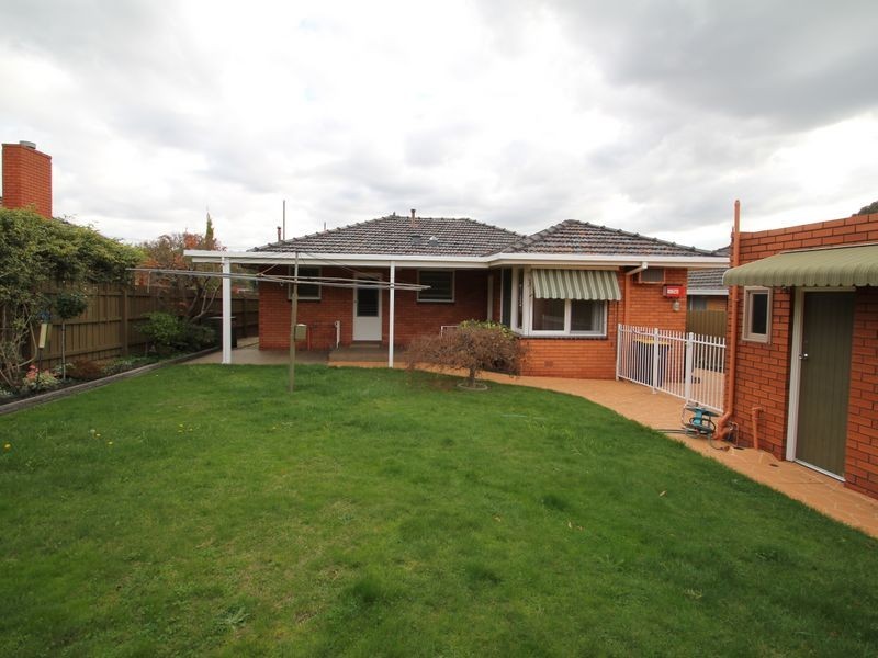 8 Ingleside Cres, Glen Waverley VIC 3150