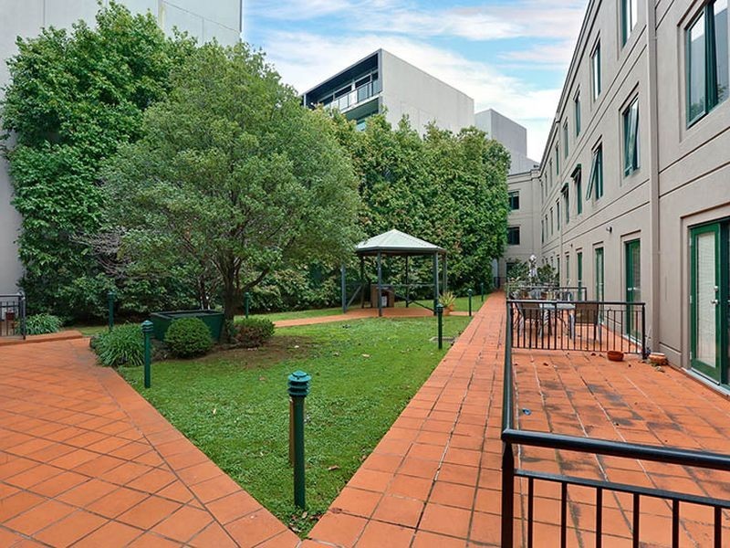 18/1495-14 Malvern Rd, Glen Iris VIC 3146
