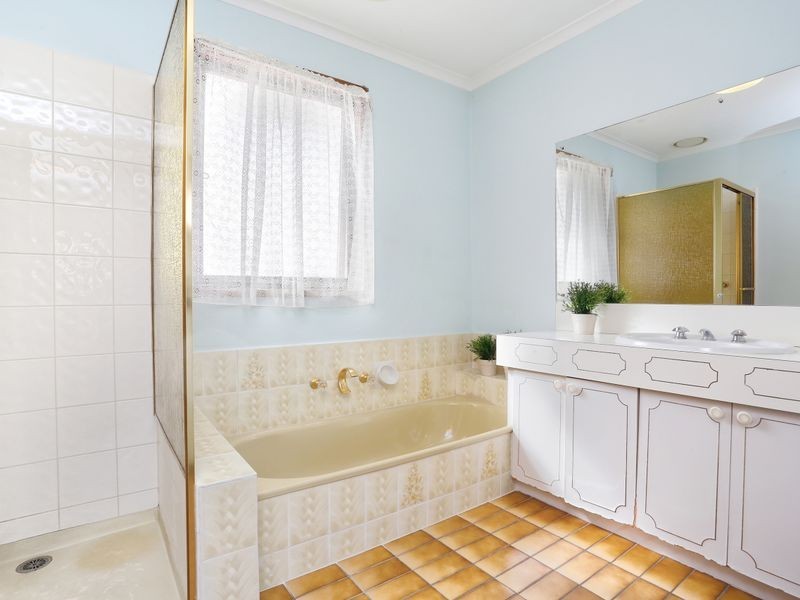 11 Dalkeith Close, Wheelers Hill VIC 3150