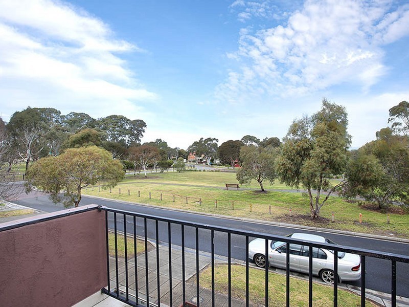 8 Ratcliffe Way, Lynbrook VIC 3975