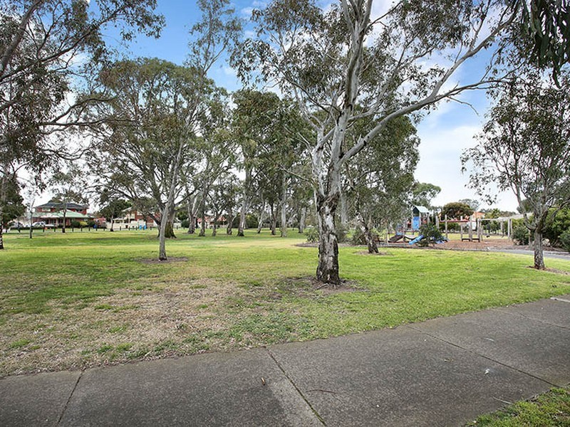 8 Ratcliffe Way, Lynbrook VIC 3975