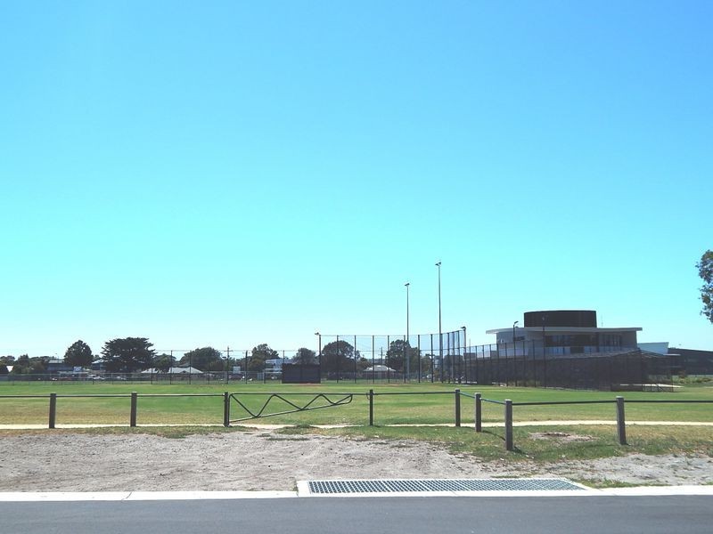 2 Randall Avenue, Edithvale VIC 3196