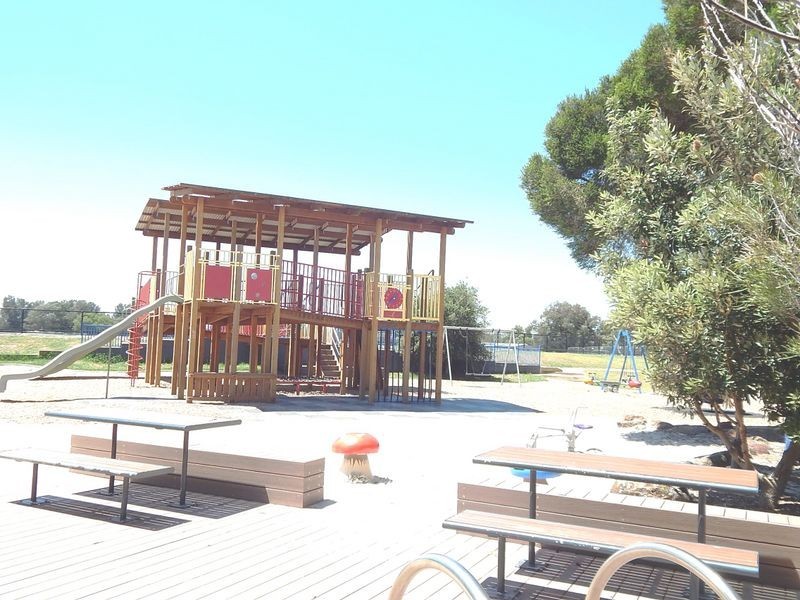 2 Randall Avenue, Edithvale VIC 3196