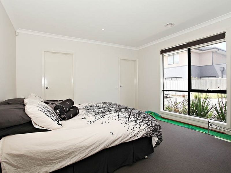 24 Lexington Square, Sandhurst VIC 3977