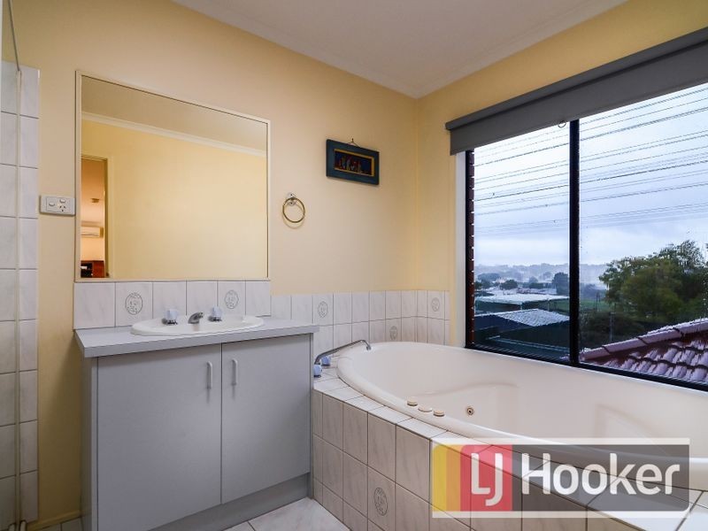 32 Geraldine Drive, Hampton Park VIC 3976