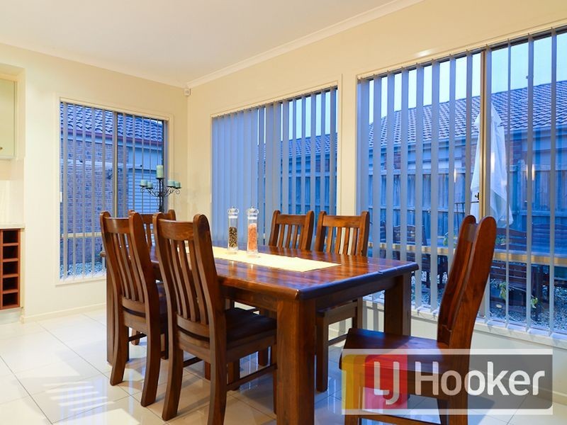 7 Fairways Boulevard, Cranbourne North VIC 3977