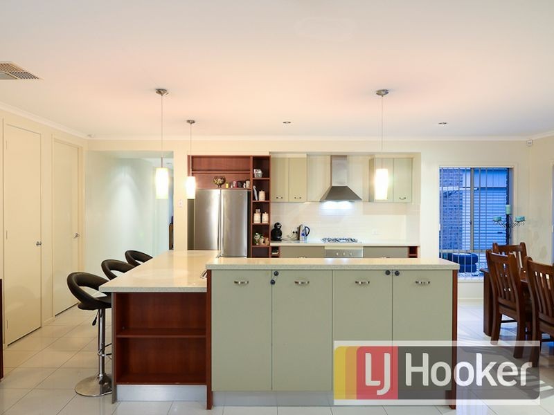 7 Fairways Boulevard, Cranbourne North VIC 3977