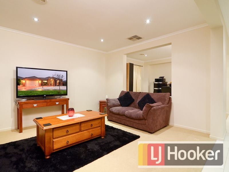 7 Fairways Boulevard, Cranbourne North VIC 3977