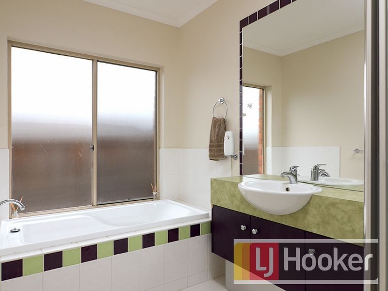 7 Fairways Boulevard, Cranbourne North VIC 3977