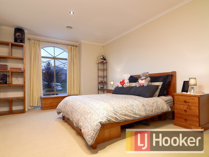 7 Fairways Blvd, Cranbourne North VIC 3977