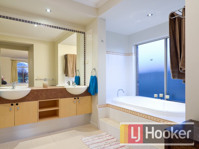 7 Fairways Blvd, Cranbourne North VIC 3977