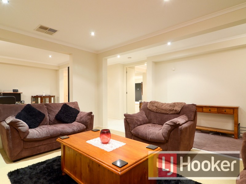 7 Fairways Blvd, Cranbourne North VIC 3977