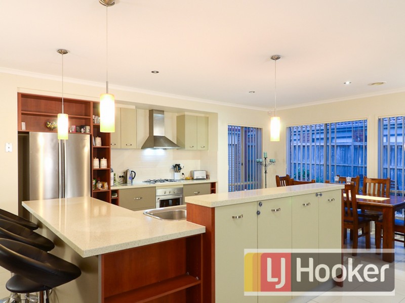 7 Fairways Blvd, Cranbourne North VIC 3977