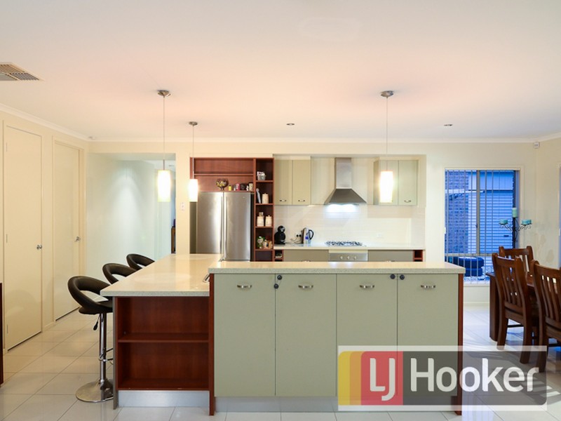 7 Fairways Blvd, Cranbourne North VIC 3977