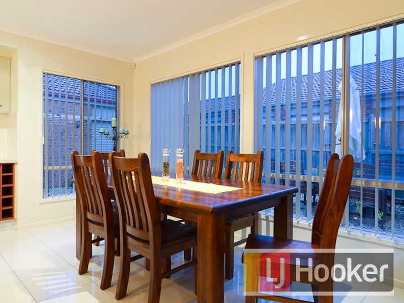 7 Fairways Blvd, Cranbourne North VIC 3977