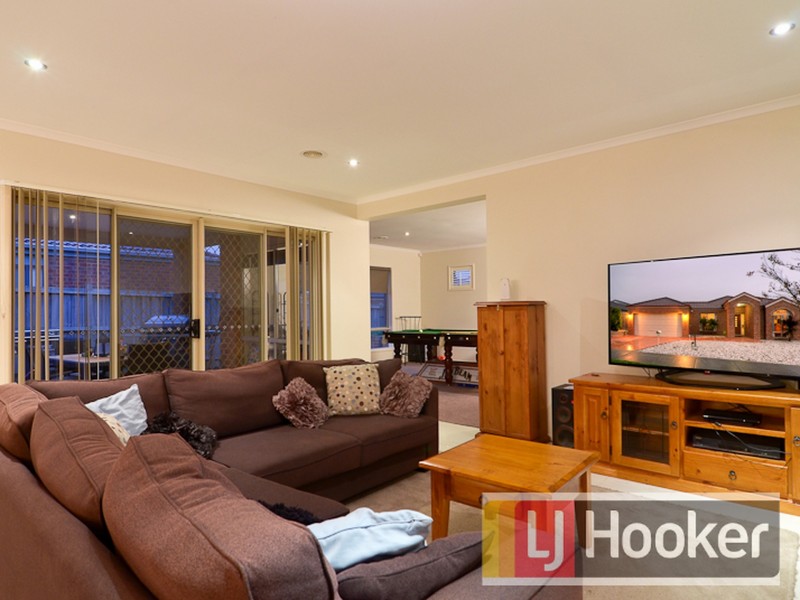 7 Fairways Blvd, Cranbourne North VIC 3977