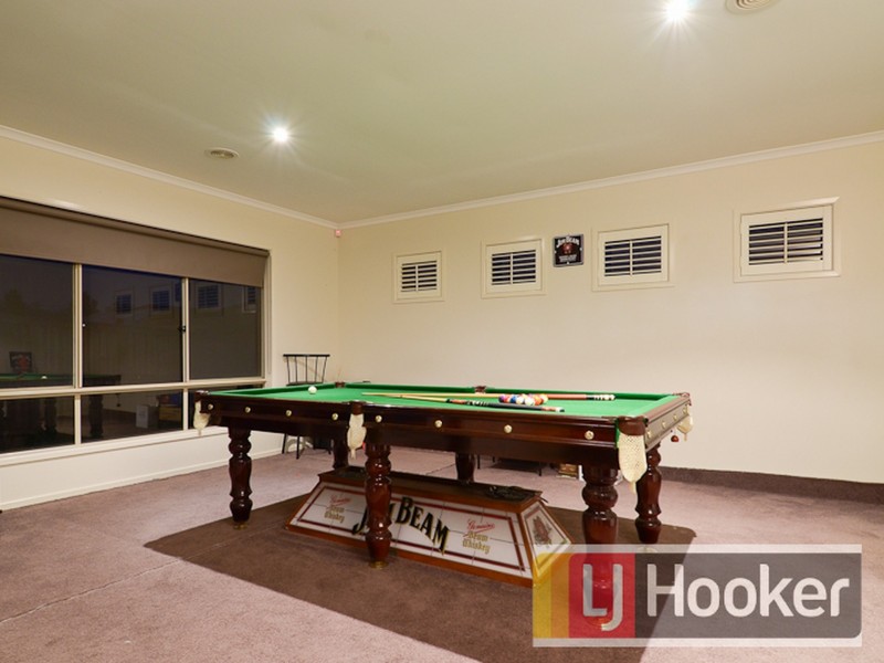 7 Fairways Blvd, Cranbourne North VIC 3977