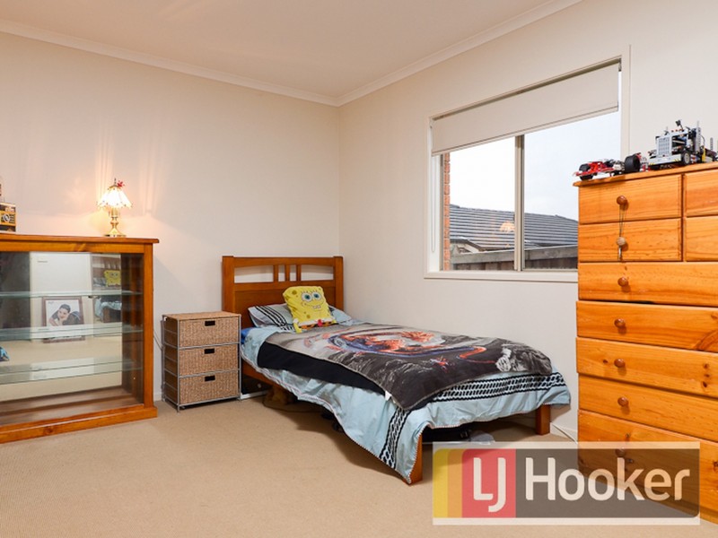 7 Fairways Blvd, Cranbourne North VIC 3977