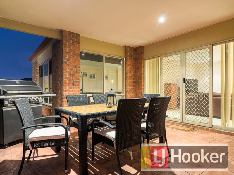 7 Fairways Blvd, Cranbourne North VIC 3977