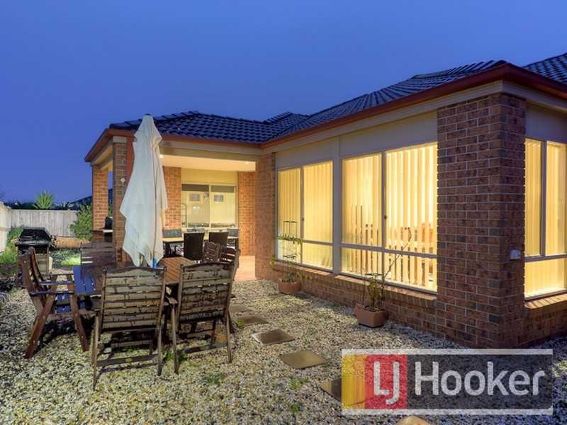 7 Fairways Blvd, Cranbourne North VIC 3977