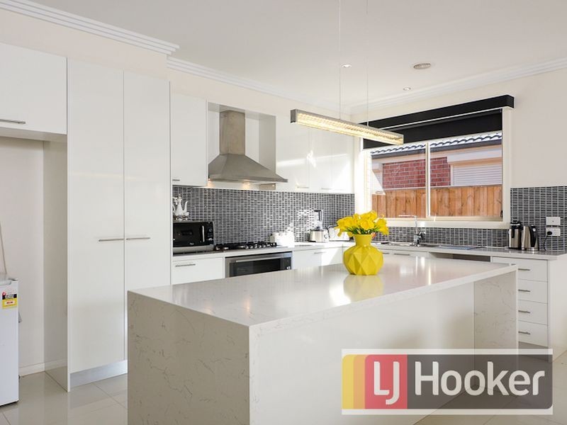 17 Mickleham Drive, Cranbourne North VIC 3977