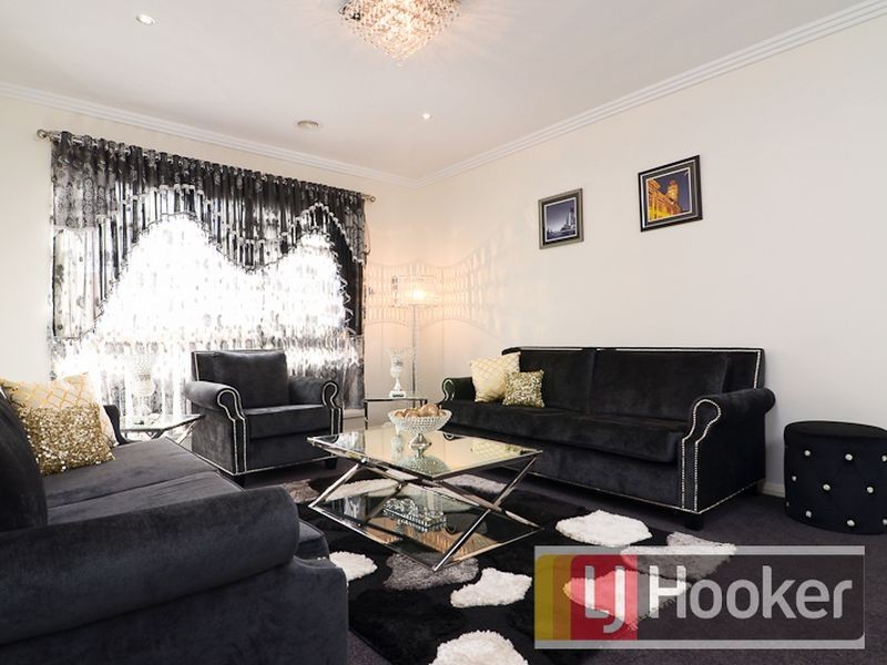 17 Mickleham Drive, Cranbourne North VIC 3977