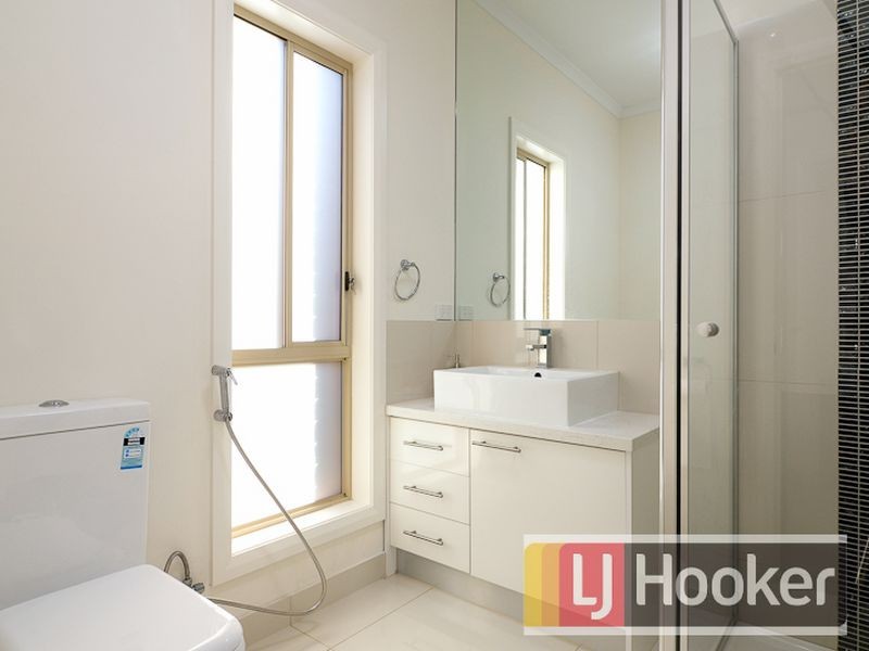 17 Mickleham Drive, Cranbourne North VIC 3977